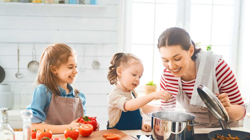 4 estratégias para criar um estilo de vida saudável para seus filhos enquanto tenta perder peso