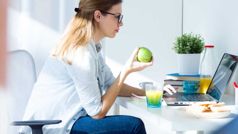 6 estratégias de controle de peso para trabalhar em casa para mantê-lo em forma e saudável