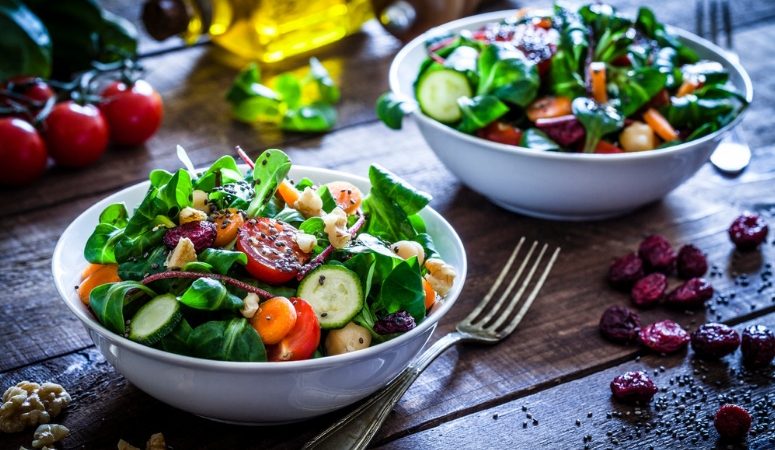 4 receitas de saladas de verão saudáveis, refrescantes