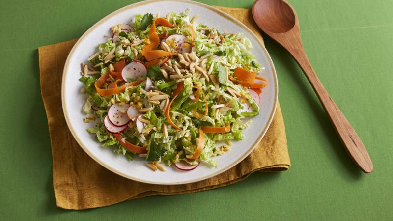 Salada de repolho sem maionese de inspiração asiática